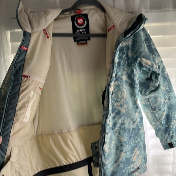 NWOT Women’s Snow Jacket, 686 infiDRY 10k, waterproof, blue/ teal tie dye - Picture 4 of 6